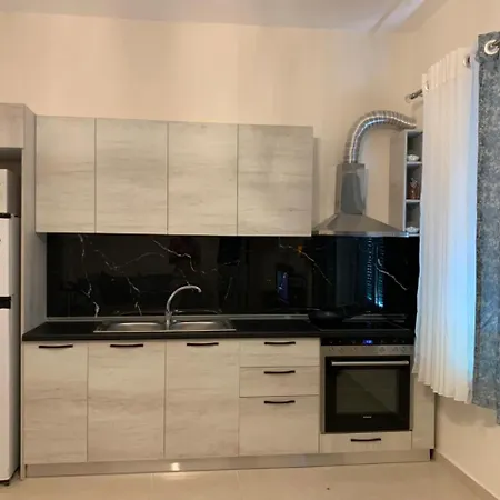 בית אירוח Malsi's, Private With Shared Bathroom And Kitchen טיראנה