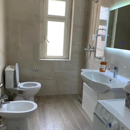 Malsi's, Private With Shared Bathroom And Kitchen * Tiran