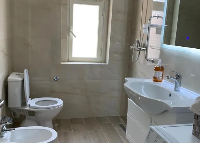 Malsi's, Private With Shared Bathroom And Kitchen * Тирана