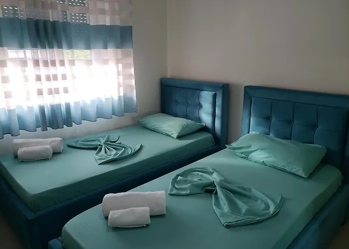 Malsi's, Private With Shared Bathroom And Kitchen Тирана