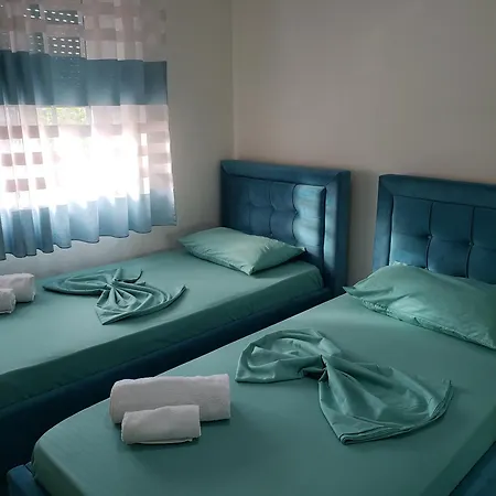 Malsi's, Private With Shared Bathroom And Kitchen טיראנה