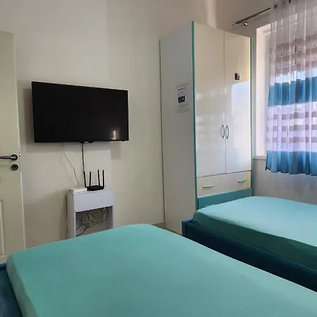 Malsi's, Private With Shared Bathroom And Kitchen בית אירוח טיראנה