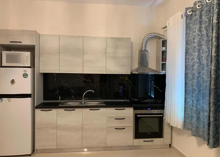 בית אירוח Malsi's, Private With Shared Bathroom And Kitchen טיראנה