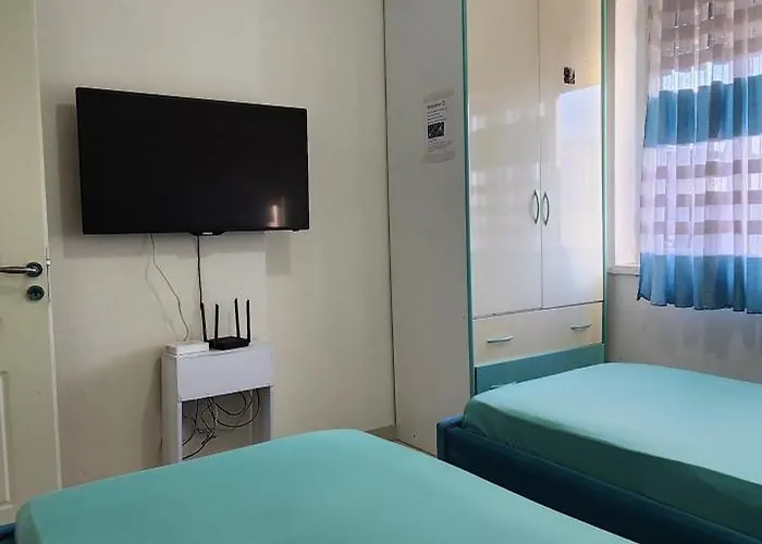 Malsi's, Private With Shared Bathroom And Kitchen Privat bolig Tirana